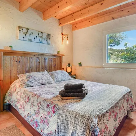 El Castellet De L'ocaive Country house *